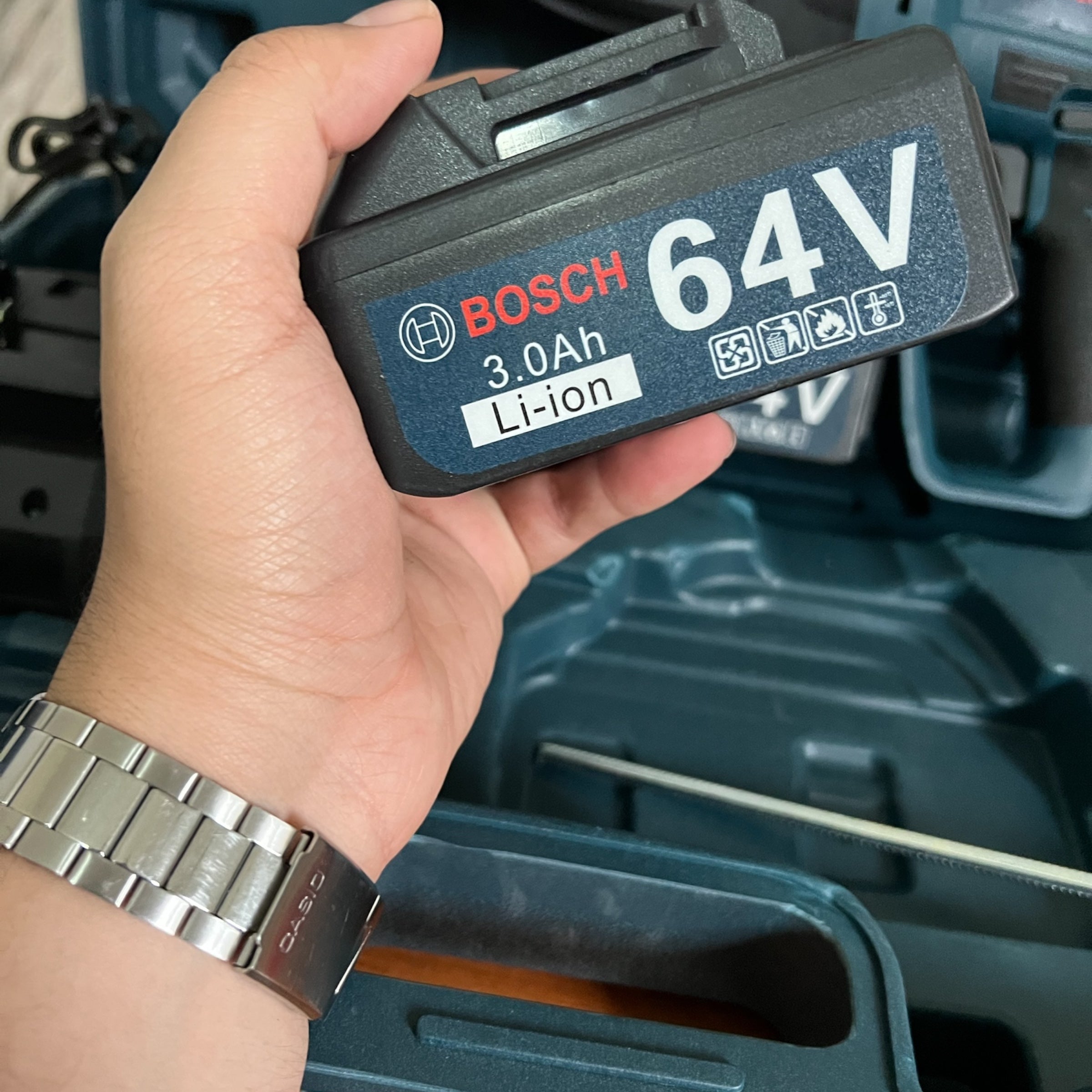 Marteau perforateur BOSCH 64V